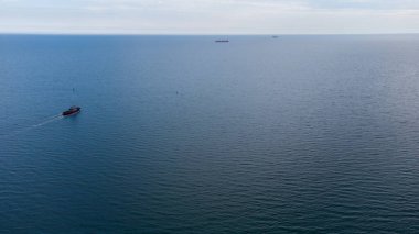 Liman suyunda itfaiye teknesi görev başında. Hava görünümü.