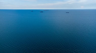 Kargo gemileri ticari limanın yol kenarında. Sakin ol. Hava görünümü.