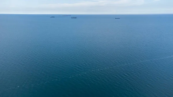Kargo gemileri ticari limanın yol kenarında. Sakin ol. Hava görünümü.