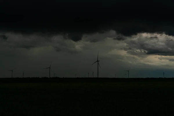 Un parc éolien de plusieurs éoliennes dans un orage. Ciel tonnerre. — Photo