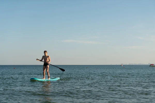Ένα 12Χρονο Αγόρι Μαθαίνει Στέκεται Ένα Sup Πλοίο Στη Θάλασσα — Φωτογραφία Αρχείου