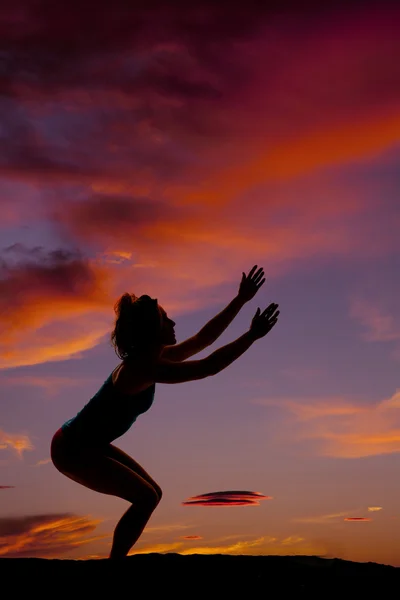 Silhouette der trainierenden Frau im Freien — Stockfoto