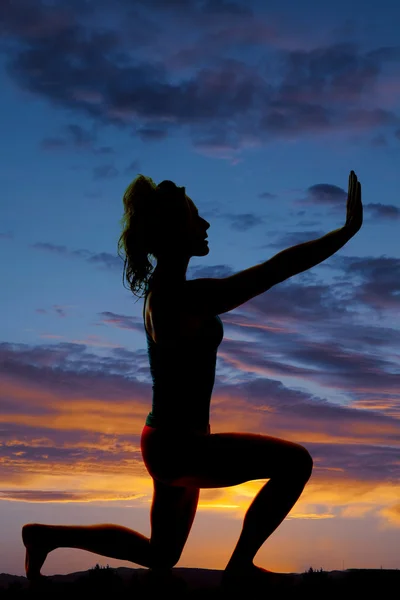 Silueta de la mujer haciendo ejercicio al aire libre — Foto de Stock