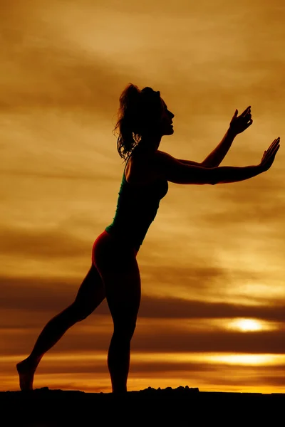 Silueta de la mujer haciendo ejercicio al aire libre — Foto de Stock