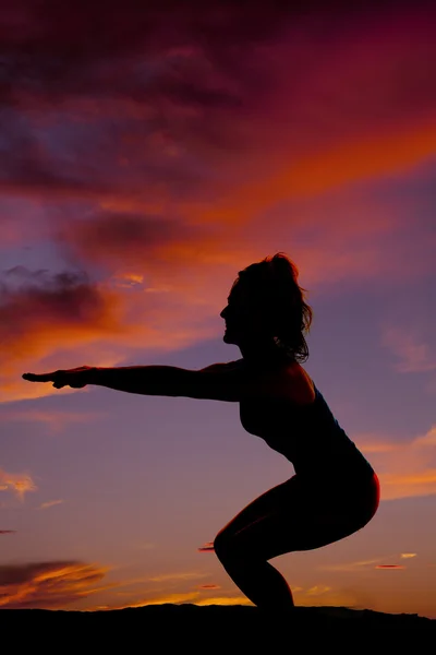 Silueta de la mujer haciendo ejercicio al aire libre — Foto de Stock