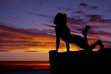 siyah ve beyaz bikini elleri ve ahmakça bir kadın silüeti