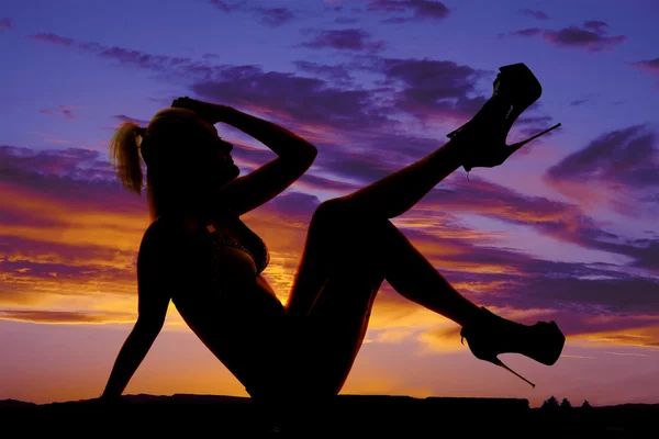 Silhouette de femme en bikini noir et blanc assis derrière la jambe u — Photo