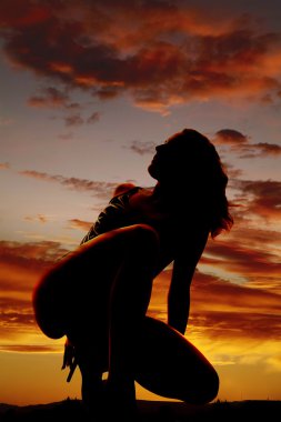 bacak öne aşağı iskelet kadın silüeti