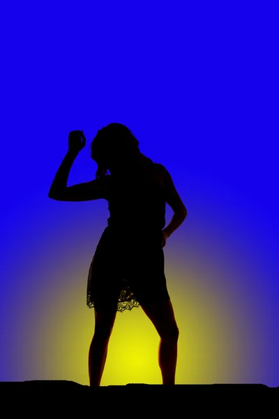 Silhouet van de vrouw in korte jurk arm omhoog — Stockfoto