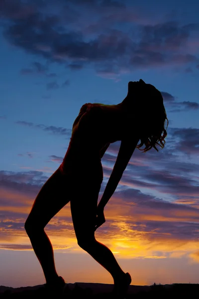 Silhouette Frau in rosa Badeanzug stehen Bogen zurück — Stockfoto