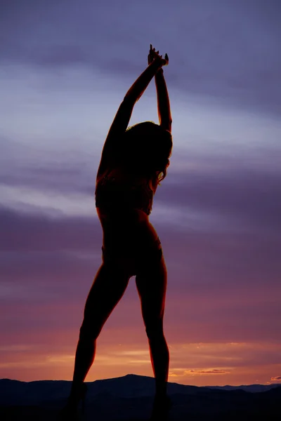 Silhouette einer Frau im Bikini Arme hoch — Stockfoto