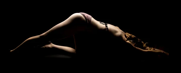 Vrouw in bikini gemarkeerde lichaam kont omhoog — Stockfoto
