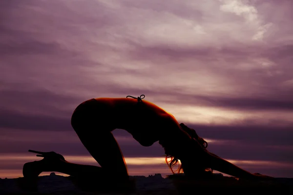 Silhouet van de vrouw in bikini handen en knieën een back-up — Stockfoto