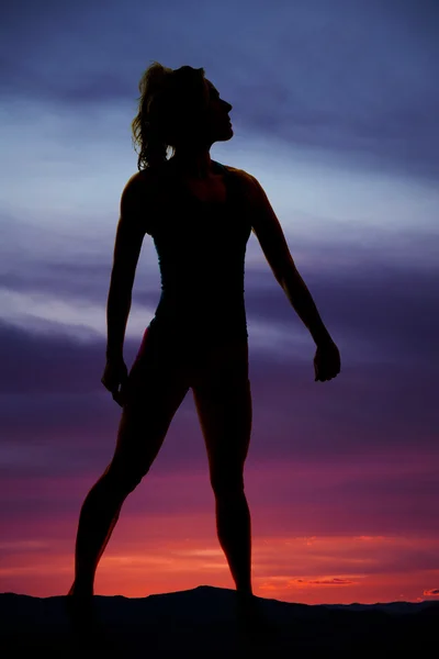 Silhouette di una donna stand mani in giù guardare fuori su — Foto Stock