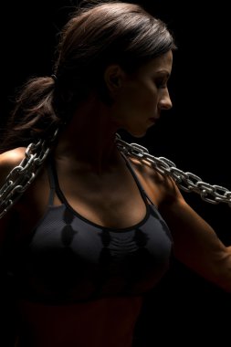 güzel bir kadınla metal zincir