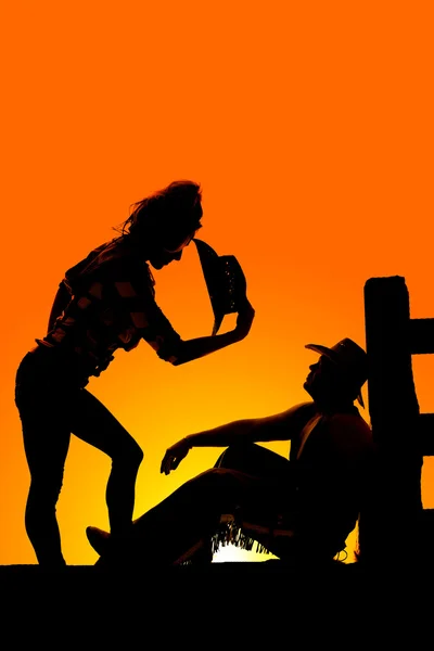 Silhouet van cowboy sit per post omhoog kijken naar vrouw — Stockfoto