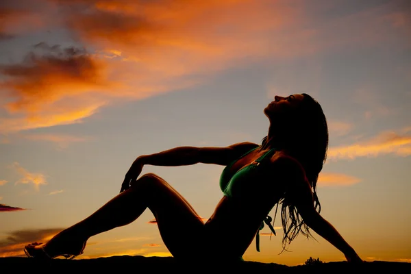 Silhouette di bella donna in bikini — Foto Stock