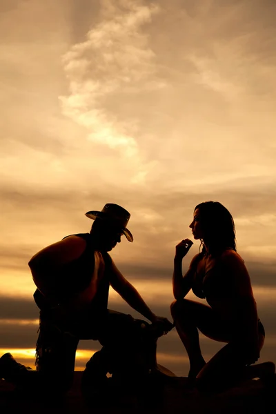 Bikini bir diz yan Cowboy kadın silüeti diz çök — Stok fotoğraf