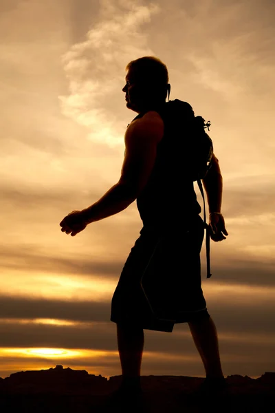 Silhouet van man met rugzak wandelen — Stockfoto