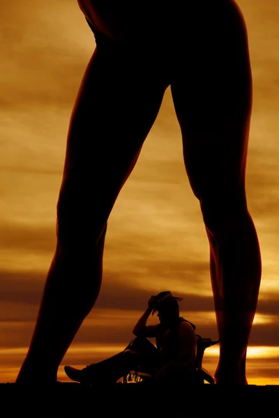 Silhouette de femme en bas de bikini jambes sur cow-boy — Photo