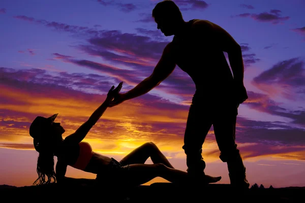 Silhouette des Cowgirls reicht dem Mann zurück — Stockfoto