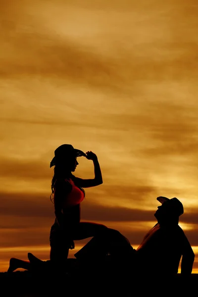 Silhouet van cowgirl kant op één knie cowboy omlaag — Stockfoto