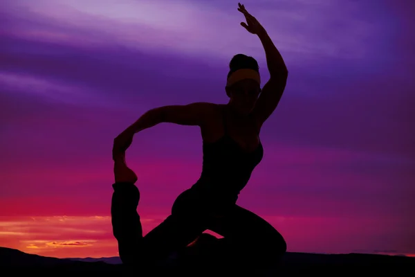 Silhouette fitness woman in strap tank kneel pull foot up hand u — Stock Photo, Image