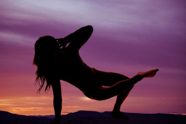 bir kadın şekli vücut ayak uyduruyor silüeti