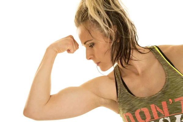 Sterke vrouw met biceps in tank flex blik kant — Stockfoto