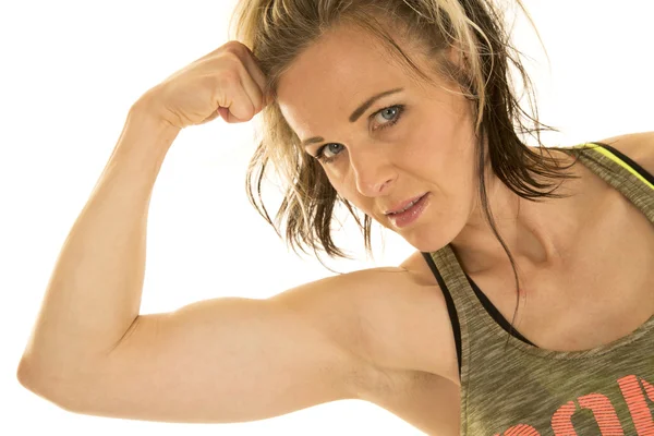 Mulher forte com bíceps em tanque flex mão na cabeça — Fotografia de Stock