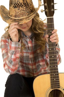 cowgirl gizlemek yüz şapka gitar ile