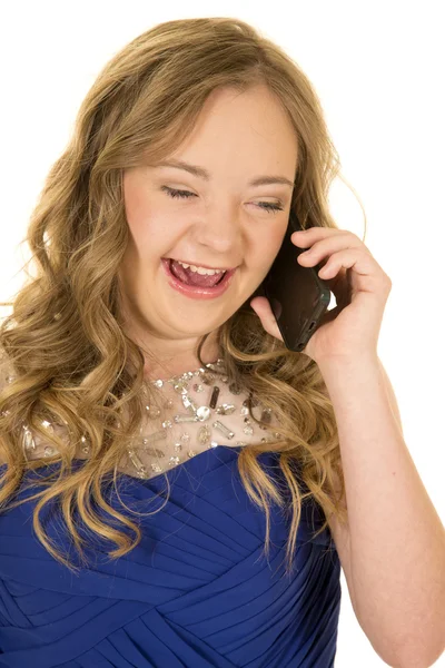 Menina vestido azul rindo no telefone — Fotografia de Stock