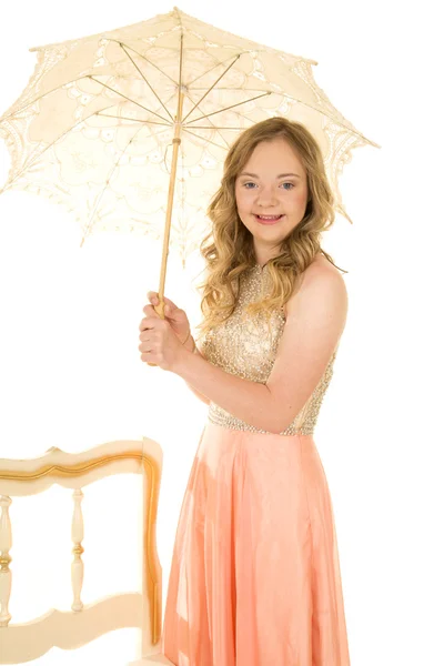 Peach dresss avec parapluie femme — Photo