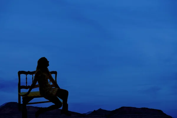 Kvinnan solnedgång blå himmel siluett — Stockfoto