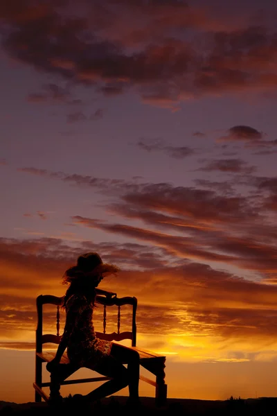 Silhouette di ragazza su panchina — Foto Stock