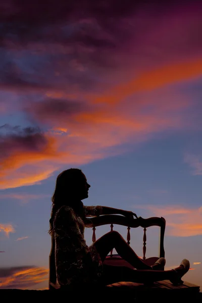 Donna seduta sulla panchina tramonto cercando — Foto Stock