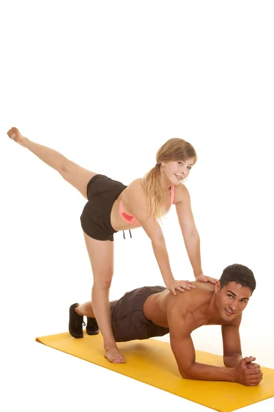 Fitness donna kick up gamba da uomo in tavola — Foto Stock