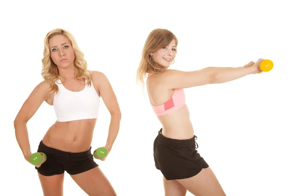 Zwei Mädchen Sport-BHs Gewichte ernst — Stockfoto