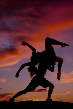 Çift dans o onu üzerinde omuz kollarını bacaklarını kaldırıncaya