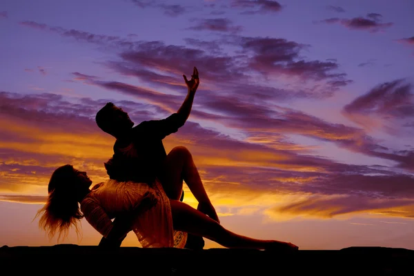 Silhueta casal dança ela magra volta olhar para cima — Fotografia de Stock