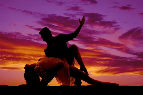 Silhouette Paar tanzt sie auf seinem Knie lehnen sich zurück — Stockfoto