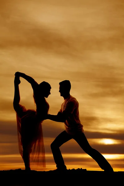 Silhouette couple dancing hands on her waist — Stock Photo, Image