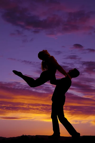 Silueta pareja bailando él la levanta — Foto de Stock