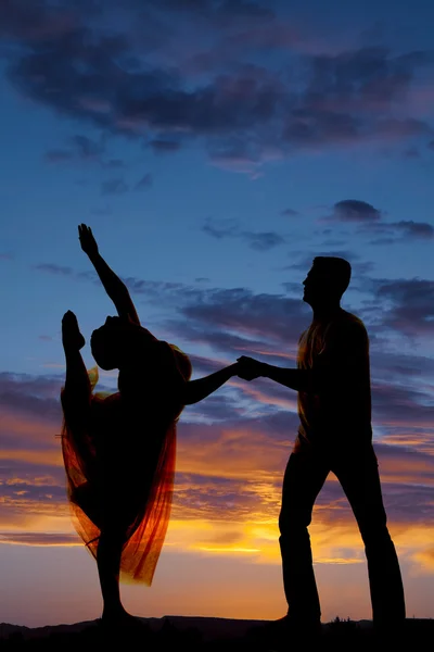 Silueta pareja bailando su inclinada cabeza de nuevo a pie — Foto de Stock