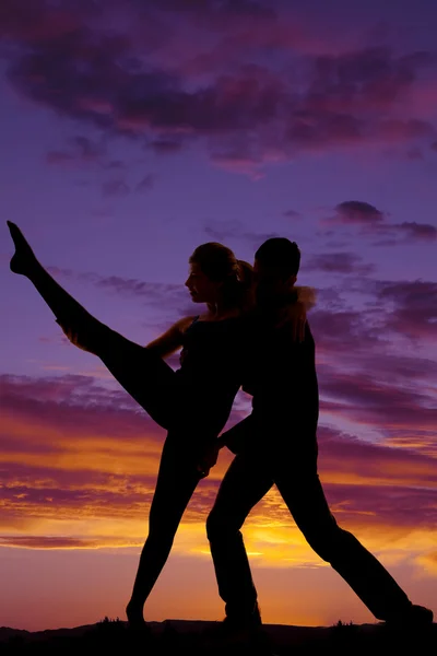 Silueta pareja bailando él levante la pierna hasta — Foto de Stock