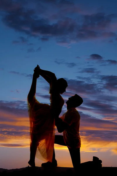 Silhouette couple dancing scorpion kneel — Stock Photo, Image