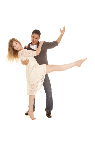 Mujer en vestido blanco danza con hombre pierna hacia fuera —  Fotos de Stock