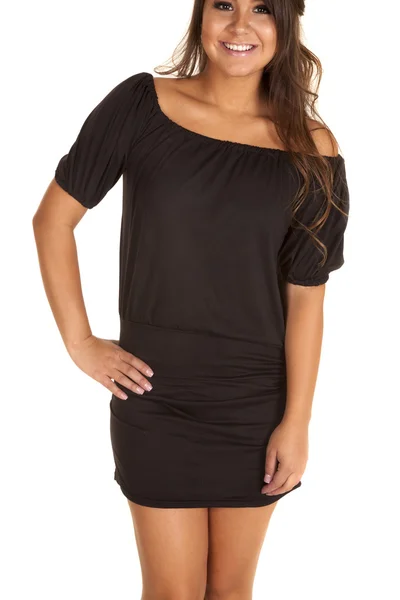 Kvinna kort svart klänning — Stockfoto