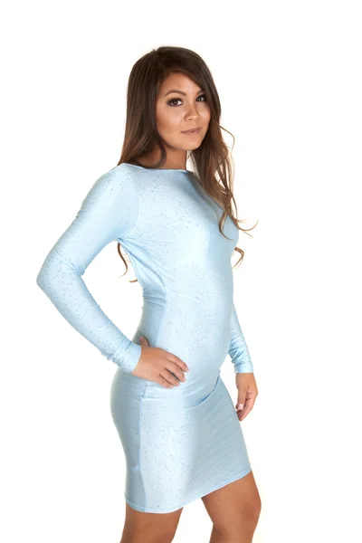 Frau in leuchtend blauem Kleid — Stockfoto