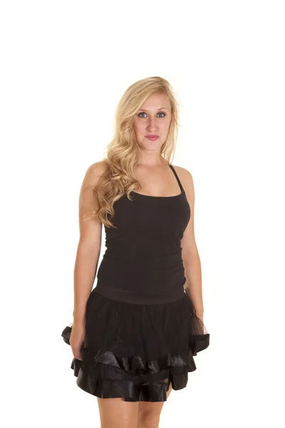 Vrouw stijl korte zwarte jurk ruches — Stockfoto